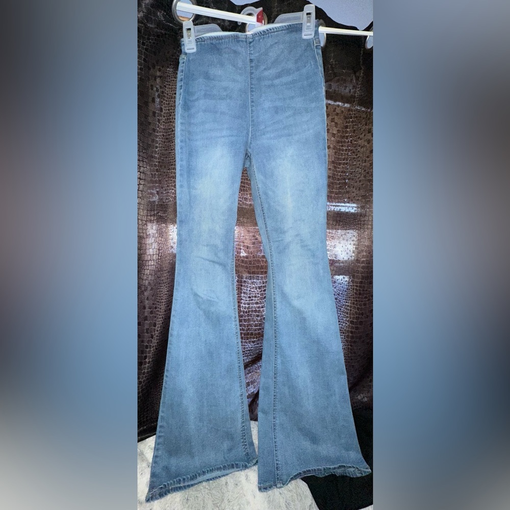 Size 3 jeans that have bell bottoms , the waist is elastic, brand is tinsel town
